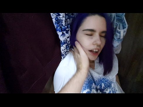 ❤️ 在壁櫥裡找到我姐姐並幫她射精 ❤ 色情 在我們 ❌️